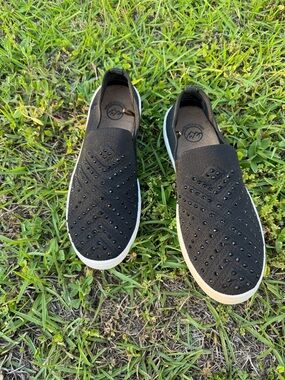 White Mountain Slip-On Women’s Casual Sneakers in Black Size 8 Slip On